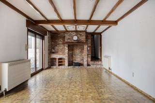 <p>Deze <strong>ruime woning in Zele</strong> was vroeger ingericht als beenhouwerij, wat vandaag nog duidelijk zichtbaar is in de indeling en de beschikbare ruimte. Hierdoor biedt het pand <strong>veel mogelijkheden</strong> voor wie op zoek is naar een woning met extra functies of een combinatie van wonen en werken. De woning is momenteel <strong>ingeschreven als woonhuis</strong>.</p>
<p>De indeling omvat onder meer een <strong>voormalige winkelruimte</strong>, een <strong>aparte werkruimte</strong>, verschillende <strong>ruime bergingen en opbergruimtes</strong>, <strong>twee keukens</strong>, een <strong>lichtrijke leefruimte</strong> en <strong>vier slaapkamers</strong>. Daarnaast is er een <strong>aparte garage</strong> en een <strong>ruim terras</strong>.</p>
<p>Dankzij de aanwezige ruimtes leent de woning zich voor uiteenlopende invullingen, zoals een zelfstandige activiteit, hobbyruimte of extra opslag, mits de nodige aanpassingen.</p>
<p>De woning heeft een <strong>EPC-score D</strong> en vraagt om een <strong>opfrissing en renovatie</strong>. Dit biedt de mogelijkheid om het geheel naar eigen wensen en hedendaagse normen te herwerken.</p>
<p>Een pand met veel ruimte en potentieel, gelegen in Zele, voor wie niet terugschrikt voor renovatiewerken en op zoek is naar flexibiliteit in gebruik.</p>