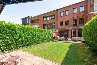 We treffen deze mooie en zeer ruime woning op een boogscheut van het centrum van Edegem, op de gegeerde wijk “Molenveld”. Het pand ligt op...