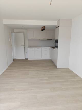 Op de tweede verdieping van deze kleine residentie ligt dit gezellige appartement van 52m². Het appartement werd pas volledig vernieuwd. Het beschikt over een woonkamer met open keuken, een badkamer met toilet en douche en een ruime slaapkamer. Het perfecte starters-appartement.<br /><br />Er is geen lift in het gebouw.<br /><br />Er zijn geen gemeenschappelijke kosten.<br /><br />EPC: 71 kWh/(m²jaar) - certificaatnummer: 20260704-0003907529-RES-1<br />