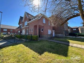 Karaktervolle, te renoveren gezinswoning met tuin gelegen in Meerbeke. Deze halfopen bebouwing beschikt op het gelijkvloers over een lichtrijke leefruimte, een keuken, een inkomhal met trap naar de eerste verdieping en een inpandige berging (14m²) met poort ideaal voor stockage of fietsen. Op de eerste verdieping vindt u een nachthal die toegang biedt tot drie volwaardige slaapkamers en een ingerichte badkamer met ligbad. De tuin bevindt zich aan de voorzijde van de woning. Langs de zijkant van het perceel is er parkeergelegenheid voorzien voor 2 wagens. De woning is gelegen in een zijstraat van een belangrijke gewestweg. Dit zorgt voor een vlotte bereikbaarheid naar Brussel, Gent en Aalst. Bovendien bevindt de woning zich vlakbij het centrum van Ninove, op fiets- en wandelafstand van openbaar vervoer, winkels en scholen. Deze woning biedt een uitstekende basis voor wie op zoek is naar een renovatieproject. Interesse? Vraag meer informatie of plan uw bezoek. Contacteer ons 054/69.68.67.