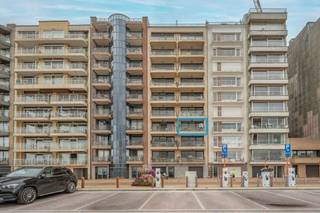 Op een toplocatie aan de jachthaven van Blankenberge bevindt zich dit instapklare en energiezuinige appartement (EPC-label A), waar u geniet van een prachtig uitzicht op de jachthaven en een optimale zuidoriëntatie.<br /><br />Het appartement omvat een ruime inkomhal die toegang geeft tot de lichtrijke leefruimte met gezellige eetplaats en een volledig geïnstalleerde open keuken. Verder beschikt het appartement over een praktische berging, een apart gastentoilet, een badkamer met douche en wastafel en twee volwaardige slaapkamers, beide voorzien van ingemaakte kasten.<br /><br /><br />De absolute blikvanger is het ruime, zuidgerichte terras waar u in alle rust kunt genieten van de zon en het unieke panoramische zicht op de jachthaven. Kelderberging inbegrepen en gemeenschappelijke fietsenstalling aanwezig. Mogelijkheid tot huren van garage. Ideaal als vaste woonst, tweede verblijf of investering.<br /><br />Voor meer informatie of een bezoek ter plaatse aarzel niet en bel Gaëlle op het nummer 0479 17 17 17
