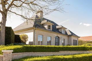 Deze karaktervolle villa in de Vlaamse Ardennen te Brakel straalt stijl en kwaliteit uit, op veel vlakken.
De ruime inkomhal (met toilet), geeft toegang tot o.a. het bureel en de leefruimte. Deze open leefruimte (met stalen deuren) baadt in het licht dankzij de grote raampartijen welke een aangenaam contact creëren tot de aangelegde terrassen en zuidwest gerichte tuin. De open leefkeuken is voorzien van alle comfort (toestellen o.a. Siemens, Miele) en geeft u ook toegang tot de terrassen en tuin. Via de bijkeuken komt u in de garage.
Het bureel op het gelijkvloers biedt niet enkel een opportuniteit voor wie een afzonderlijke praktijk/werkruimte wenst. Maar ook voor wie op het gelijkvloers een extra slaapkamer zou wensen (+ bijkomende badkamer?). Hierdoor kan alle wooncomfort op het gelijkvloers gecreëerd worden.
Op de 1e verdieping: de nachthal (+afz. toilet), drie 2 persoons-slaapkamers, dressing, en badkamer. Ook hier werd alles met oog voor detail en hoogstaande kwaliteit afgewerkt o.a. maatkasten, parket, natuursteen, verlichting Nautic, … 
Bijkomende troeven: 
- volledig instapklaar, perfect onderhouden 
- aangelegde tuin met de nodige privacy 
- elektriciteit conform
- geen overstromingsgevoelig gebied 
- deels onderkelderd 
- rustige ligging 
Interesse in bijkomende info (plannen, VGI, VIP, kadaster, extra foto’s, .. ) of een bezoek ? 
Klink dan op de button " infoaanvraag/afspraak" op deze pagina. Verkoop: Pieter Cardoen 0475 36 12 52, pieter@cornelis-goeman.be
