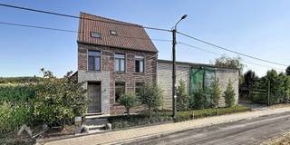 <p>Vrijstaande en ruime gezinswoning, gerenoveerd met behoud van het landelijke karakter, gelegen op een ruim perceel met een aanpalende loods. De woning omvat een inkomhal, een ruime leefruimte met eet- en zithoek en een lichtrijke open keuken in landelijke stijl met aansluitende eetplaats. Verder zijn er een praktische berging met bijkeuken, een apart toilet en op het gelijkvloers een ruime slaapkamer met ensuite badkamer, voorzien van inloopdouche, lavabo en toilet. Daarnaast beschikt de woning over een was- en bergruimte en een kelder. Via de keuken heeft u rechtstreeks toegang tot het ruime terras en de zuidgerichte tuin.</p>
<p>Op de eerste verdieping bevinden zich twee ruime slaapkamers, een bureauruimte en een badkamer met bad, dubbele lavabo en toilet. Via een vaste trap bereikt u de zolderverdieping, die ingericht is met nog twee volwaardige slaapkamers.</p>
<p>Extra troeven:</p>
<ul>
<li>Gunstig EPC</li>
<li>Vloerverwarming in leefruimte, keuken en gang</li>
<li>Regenwaterput van 20.000 liter</li>
<li>Rolluiken en screens</li>
<li>5 volwaardige slaapkamers</li>
<li>Ruim perceel en ruime woonoppervlakte</li>
<li>Aanpalende loods met zolderruimte</li>
<li>Open keuken in landelijke stijl</li>
<li>Ruime zuidgerichte tuin en terras</li>
<li>Mogelijkheden voor activiteit of hobby</li>
<li>Nabij Zulte en Waregem</li>
</ul>
<p>Deze woning is te koop ZONDER makelaar via het concept van Smart Houses! Wenst u verdere inlichtingen of een bezoek? Contacteer rechtstreeks de eigenaar via +32478368449</p>