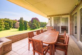 Uitzonderlijk luxe-appartement (158 m²) in parkdomein De Wilaard, Kapellen.<br />Op zoek naar ruimte, comfort en groen, vlakbij het centrum van Kapellen? Dit royale appartement van 158 m² in het gegeerde parkdomein De Wilaard biedt het allemaal.<br /><br />Het appartement is gelegen in een prachtig omheind domein van maar liefst 12,5 hectare, met vijver en talrijke volwassen bomen. Rust en privacy, op wandelafstand van het centrum van Kapellen.<br /><br />De lichtrijke leefruimte van 60 m² sluit aan op een keuken met eetruimte van 25 m². Beide ruimtes geven uit op een riant terras van 25 m² met een schitterend, weids uitzicht over het parkdomein.<br /><br />Het appartement telt twee volwaardige slaapkamers met gezamenlijk terras:<br />+ Masterslaapkamer met ingebouwde dressingkasten en ruime eigen badkamer<br />+ Gastenkamer met eigen badkamer<br /><br />Troeven<br />+ Twee slaapkamers, twee badkamers, twee terrassen<br />+ Energiezuinig: EPC-label B<br />+ Recent gebouw (1996), uitstekend onderhouden<br />+ Garagebox verplicht bij aan te kopen (€ 30.000) – zonder trappen bereikbaar tot aan de lift<br /><br />Interesse?<br />Contacteer Kerckson op 0478 65 04 73 voor een bezichtiging of meer info via www.kerckson.be.