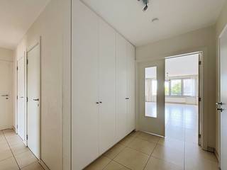Ontdek dit appartement met 2 slaapkamers én 2 terrassen. Dit appartement is gelegen in de hoofdstraat van Aalter. Interesse om te wonen op deze unieke locatie? Lees dan zeker verder. <br /><br />LIGGING: <br />Het appartement is gelegen in het centrum van Aalter. Hier kan je genieten van de snelwegen die Aalter te bieden heeft richting Gent, Brugge en de kust. Horeca, winkels en de markt zijn vlakbij.<br /><br />INDELING: <br />Inkomhal met ingebouwde kasten - afzonderlijk toilet - 2 slaapkamers - badkamer met dubbele lavabo en bad met douchefuntie en toilet - wasplaats - ruime leefruimte - keuken voorzien van alle apparaten - 2 terrassen - ruime kelderbeging met opbergruimte - garagebox met opbergruimte.<br /><br />EXTRA INFO: <br />De verwarming is voorzien op gas.<br />Daarnaast beschikt het appartement ook over rolluiken, screens en gordijnen. <br />In de wasplaats is er reeds een wasmachine ter beschikking. <br />Het appartement is voorzien van lichtarmaturen.<br /><br />Het appartement is beschikbaar vanaf heden. <br />Er wordt naast de huurprijs nog € 55,00 syndicuskosten voorzien.<br /><br />BEZOEKAANVRAAG: <br />Interesse om dit appartement te bezoeken? Vraag dan zeker je bezoek aan via MijnHuurprofiel! Bekijk ook zeker de VR-tour die voorhanden is op de website van Dewaele!<br /><br />