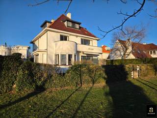 Uniek en zeldzaam. Villa “Loup Garnou” is een alleenstaande modernistisch villa (1937) en ligt letterlijk "les pieds dans l’eau" aan het Zegemeer...