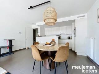 Dit prachtig recent appartement is gelegen in residentie Marie Malou, dewelke een absolute top locatie heeft in het commercieel centrum van Oostkamp met verschillende winkels, diensten en openbaar vervoer op wandelafstand. <br /><br />Het appartement bestaat uit een inkom met gastentoilet, een ruime living met aangenaam balkon, aansluitend een open ingerichte keuken (met keramische kookplaat, dampkap, oven, koelkast met vriesvak, dubbele spoelbak en vaatwasmachine), een cv-berging annex wasplaats, een badkamer met inloopdouche en twee slaapkamers met aansluitend zeer ruim zonneterras.<br /><br />Verder hoort er bij het appartement een ondergrondse parkeerplaats (n° 5), een private kelderberging (n° 5) en een gemeenschappelijke fietsenberging.<br /><br />Het appartement is volledig behangen en geschilderd.<br />Een lift is in het gebouw voorzien.<br /><br />Naast verschillende winkels en diensten op wandelafstand, zijn verbindingswegen zeer nabij gelegen.