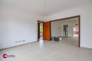 <p><span>Gerenoveerde woning met loods, stallen en serre op een terrein van 32 are</span></p><p><span> </span></p><p><span>Deze volledig gerenoveerde ruime woning, centraal gelegen tussen Leuven en Mechelen, biedt alles wat je nodig hebt als de zoekwoorden luxe, opslag en tuin bevatten. De woning bevindt zich op een terrein van maar liefst 32 are en beschikt naast de nodige opslagruimte ook over een grote serre en stallen.</span></p><p><span> </span></p><p><span>Via de inkomhal kom je in de leefruimte met aansluitend een modern ingerichte keuken. De ingesloten veranda zorgt voor veel lichtinval in de ruimte. De volledige benedenruimte is voorzien van vloerverwarming. De keuken sluit aan op een praktische berging en wasruimte. Op het gelijkvloers beschik je ook nog over een badkamer met wastafel, toilet & inloopdouche.</span></p><p><span> </span></p><p><span>De eerste verdieping beschikt over 2 volwaardige slaapkamers en wederom een volledig vernieuwde badkamer met wastafel, toilet & inloopdouche. Op de tweede verdieping heb je tot slot nog een derde slaapkamer, alsook een grote bergruimte.</span></p><p><span> </span></p><p><span>In de ruime garage is plaats voor één tot twee wagens (achter elkaar). Er is uiteraard nog extra parkeergelegenheid op de oprit.</span></p><p><span> </span></p><p><span>Tot slot is de grootste troef van deze woning de zéér ruime loods (toegankelijk via een grote automatische poort, maar ook via de veranda), de ruime stallen & de garage!</span></p><p><span> </span></p><p><span>Interesse? Maak dan snel jouw afspraak!</span></p><p><span> </span></p><p><span>015 20 36 00 - <span>info@domoxim.be</span></span><span> </span></p>