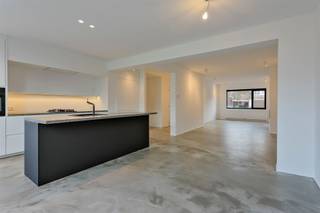 <p><span>Zeer mooie halfopen bebouwing met garage, gelegen in de gegeerde wijk Elsdonk.</span></p><p><span> </span></p><p><span>Bij het betreden van de woning merkt u meteen dat deze woning met veel zorg en smaak werd gerenoveerd. Via de inkomhal komt u binnen in de ruime leefruimte met gezellige gashaard. Aansluitend bevindt zich de volledig geïnstalleerde open keuken, die uitgeeft op de zuidgerichte tuin.</span></p><p><span> </span></p><p><span>Op de eerste verdieping bevinden zich twee ruime slaapkamers (18 m² en 12 m²), een douchekamer, een wasplaats en een apart toilet.</span></p><p><span> </span></p><p><span>De tweede verdieping beschikt over een derde slaapkamer met airconditioning en een ensuite badkamer met toilet.</span></p><p><span> </span></p><p><span>Kortom, een instapklare en lichtrijke woning op een gegeerde locatie in de Elsdonkwijk, waar rustig wonen en een uitstekende bereikbaarheid hand in hand gaan.</span></p><p><span> </span></p><p><span>Een unieke kans voor wie op zoek is naar een kwalitatieve woning in Edegem. Plan snel uw bezoek en ontdek deze woning zelf.</span></p><p><span> </span></p><p><span>De woning is gelegen in een rustige en kindvriendelijke buurt, op korte afstand van scholen, winkels, openbaar vervoer en recreatiemogelijkheden. Dankzij de vlotte verbindingswegen bereikt u Antwerpen, Brussel en de omliggende gemeenten snel en eenvoudig.</span></p><p><span> </span></p><p><span>Voor meer info: 03/283.06.06 of info@reant.be</span></p>