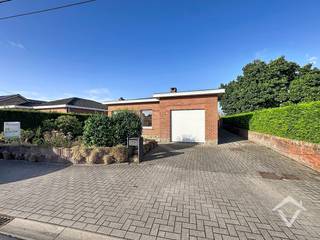 Deze woning is gelegen op een grondoppervlakte van 610 m² en bestaat uit: ruime oprit - inkomhal - grote living - keuken - kelder - garage - nachthal - toilet - 3 slaapkamers - badkamer - zolder - terras - tuin - diverse opbergruimten. <br /><br />Deze woning is gelegen op een rustige ligging nabij het centrum van Koekelare.