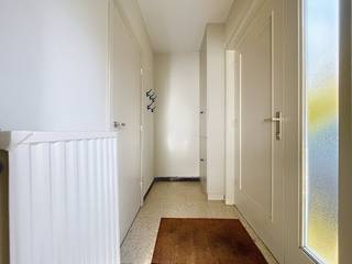 Deze compacte, maar zekers zo charmante woning in Meer heeft heel wat potentieel. Indeling als volgt:Gelijkvloers:- Inkomhal met toegang tot toilet...