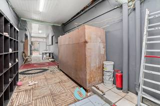 <p>Dit onroerend goed bevindt zich aan het bruisende Dok Noord, centraal gelegen ten opzicht van de vele winkels, openbaar vervoer en het stadscentrum.<br />Het gebouw is ingepland op een mooi perceel van 399m² en bevat een bruikbare vloeroppervlakte van maar liefst 580m²!<br />Het is vergund als woonhuis met magazijn maar werd in het verleden onderverdeeld in een 5-tal niet vergunde units, waarvan drie verhuurd (totaalopbrengst € 2.050/maand).<br />Stad Gent liet weten dat het gebouw perfect opgedeeld kan worden in meerdere units mits het verkrijgen van een vergunning.<br />De renovatieplicht is van toepassing (EPC-labels zijn C, E en F).<br /><strong><u>Huidige indeling:</u></strong><br />De voorgevel omvat drie toegangsdeuren, één voor de bovengelegen woonunits (twee appartementen + zolderverdiep), één voor een gelijkvloerse woonunit en één voor de grote, achtergelegen polyvalente ruimte of opslagruimte van ongeveer 330m².<br />Het gelijkvloers appartement (70m²) is verhuurd en omvat een living, keuken, badkamer, slaapkamer en koertje.<br />De polyvalente ruimte (ongeveer 330m²) is verhuurd en omvat meerdere open ruimtes, een keuken en sanitaire ruimte.<br />Het appartement op het eerste verdiep (90m²) is bewoond (wel vrij bij akte) en omvat een inkomhal, leefruimte, ingerichte keuken, badkamer, twee slaapkamers en overdekt terras.<br />Het appartement op het tweede verdiep (60m²) is verhuurd en omvat een inkom, leefruimte, keuken, badkamer en twee slaapkamers.<br />Het zolderverdiep kan mogelijks als appartement worden verhuurd mits het verkrijgen van de juiste vergunningen.<br />Bent u op zoek naar een gebouw nabij het centrum met verschillende verbouw- of uitbreidingsmogelijkheden?<br />Bel nu naar 0477/80.75.80 of mail naar bert@vastgoeddevos.be.</p>