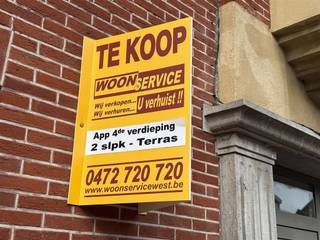 Welkom in dit prachtige appartement gelegen in het hart van Wevelgem! Deze lichte en ruime appartement op de vierde verdieping biedt u een comfortabele en eigentijdse leefomgeving. Bij binnenkomst valt meteen het open karakter van de leefruimte op, met een overvloed aan natuurlijk licht dankzij de vele dakramen. De praktische, open keuken is volledig uitgerust en vormt het hart van het appartement. Dit appartement beschikt over twee ruime slaapkamers, beide voorzien van inbouw kasten. De badkamer is modern ingericht met een dubbele wastafel en een douche.Een absolute troef is het uitnodigende terras met een adembenemend uitzicht over het charmante centrum. Verder biedt het gebouw een lift, wat zorgt voor gemak en toegankelijkheid. De ligging is uitstekend, met alle voorzieningen zoals winkels, eetgelegenheden en openbaar vervoer op wandelafstand. Kom deze buitenkans ontdekken en ervaar zelf de unieke charme van dit appartement in Wevelgem!