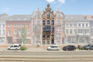 Achter de statige, impressionante gevel aan de Brusselsesteenweg 53 in Ledeberg schuilt een uitzonderlijk stukje architecturaal erfgoed. Deze burgerwoning, momenteel te koop, wacht op een creatieve ziel die de historische grandeur met hedendaags, warm wooncomfort wil verzoenen.<br /><br />Dit is geen standaard renovatieproject; dit is een canvas voor wie groots durft te dromen. Met een ongeziene bewoonbare oppervlakte van maar liefst 405 m² biedt het pand eindeloos veel potentieel. De hoge plafonds, royale volumes en authentieke ziel ademen een rijke geschiedenis. U heeft de absolute vrijheid om de ruimtes te herinterpreteren: van een riante gezinswoning met plaats voor een thuiskantoor of vrij beroep tot een oase van licht met een uitgestrekte leefkeuken.<br /><br />Ook de locatie omarmt het moderne stadsleven. U woont hier te midden van buurtwinkels, scholen en horeca, met een mobiliteitsscore om u tegen te zeggen. De opritten van de E17 en E40 liggen letterlijk om de hoek, en met de fiets of tram rolt u in geen tijd het historische centrum van Gent binnen.<br /><br />Een zeldzame kans om een imposant gebouw nieuw leven in te blazen en er uw eigen, unieke thuis van te maken.<br /><br />Bestuursmaatregelen in het maatregelenregister: nee