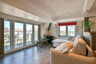 Op een steenworp van de duinen en het centrum van Wenduine bevindt zich deze veelzijdige halfopen woning. Dankzij de doordachte indeling, de aparte leefruimtes en meerdere slaap- en badkamers is dit pand ideaal voor wie op zoek is naar een comfortabele kangoeroewoning of zorgwoning aan de kust.<br /><br />Op het gelijkvloers wordt u verwelkomd in een open en lichtrijke leefruimte met aansluitend een volledig uitgeruste keuken. Verder beschikt deze verdieping over een ruime slaapkamer met ensuite badkamer en een gastentoilet. De woning is bovendien volledig onderkelderd en biedt via de kelder rechtstreekse toegang tot de buitenruimte. Vanuit de keuken bereikt u ook het charmante balkon, waar u rustig kunt genieten.<br /><br />De eerste verdieping vormt een tweede volwaardig woongedeelte met een eigen leefruimte, open keuken en aansluitend terras. Daarnaast is er een tweede slaapkamer met ensuite badkamer, voorzien van een regendouche, lavabomeubel en aansluiting voor een wasmachine. Via een vaste trap bereikt u de tweede verdieping, waar zich nog een derde slaapkamer en een apart toilet bevinden.<br /><br />Deze indeling maakt de woning bijzonder geschikt voor meerdere generaties onder één dak, waarbij elk zijn eigen comfort en privacy behoudt. Uiteraard kan de woning ook perfect dienstdoen als ruime gezinswoning met extra mogelijkheden.<br />Een bijkomende troef is de ruime carport naast de woning, geschikt voor twee wagens. Private parkeergelegenheid is een grote meerwaarde op deze gegeerde locatie nabij strand, duinen en centrum.<br /><br />Bent u op zoek naar een ruime en veelzijdige woning met uitstekende ligging en mogelijkheden als kangoeroewoning? Contacteer ons vandaag nog voor een bezoek ter plaatse.<br />De vermelde prijs is een richtprijs. Elk bod, hoger of lager, wordt voorgelegd aan de eigenaar, die zich het recht voorbehoudt dit te aanvaarden of te weigeren.<br /><br />Benieuwd naar de waarde van uw eigen woning? Neem voorsprong met een vrijblijvende en gratis schatting via: www.residentievastgoed.be/gratisonlineschatten<br /><br />EPC: Label C - 244 kWh/m²