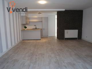 Recent volledig gerenoveerd 1-slaapkamerappartement inclusief garagebox.<br />Op een rustige ligging binnen de ring bevindt zich dit recent volledig gerenoveerde 1-slaapkamerappartement met een bewoonbare oppervlakte van maar liefst 81 m².<br />Het appartement beschikt over een privé inkom, wat zorgt voor extra privacy en comfort. De ruime leefruimte sluit aan op een volledig nieuw geïnstalleerde keuken voorzien van alle hedendaagse gemakken. Verder is er een ruime slaapkamer en een verzorgde badkamer uitgerust met douche en toilet. Buiten geniet u van een voortuin en een achterliggend terras aan de slaapkamer, ideaal om in alle rust te ontspannen. Onmiddelijk beschikbaar! Slechts € 15/maand vaste kosten! EPC label C.<br />Een instapklaar appartement op een gunstige en rustige locatie. Neem gerust contact op voor meer informatie of een bezoek ter plaatse via mijn huurprofiel.