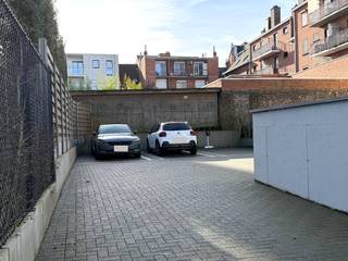 Gelegen achteraan Residentie BerniceDeze staanplaats vinden we terug achteraan Residentie Bernice in het centrum van Lauwe.U rijdt onder de poort...