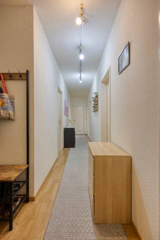 <strong>Ruim appartement</strong> op de derde verdieping met <strong>zicht </strong>op<strong> groen.</strong><br /><br /><strong>Indeling:</strong><br />U betreedt dit <strong>ruime appartemen</strong>t via de <strong>centrale nachthal</strong>. Deze geeft toegang tot <strong>twee kinderkamers, de ruime masterbedroom,</strong> een zeer <strong>praktische en ruime berging</strong>, een <strong>afzonderlijk toilet </strong>en de<strong> badkamer.</strong><br />Verder komt u terecht in de <strong>royale leefruimte,</strong> die aansluit op de <strong>vernieuwde keuken</strong>. De <strong>keuken i</strong>s volledig <strong>uitgerust </strong>met een <strong>koelkast</strong>, <strong>vaatwasser, oven, combimagnetron, inductiekookplaat met dampkap </strong>en <strong>twee spoelbakken.</strong><br />Zowel vanuit de leefruimte als vanuit de drie slaapkamers heeft u <strong>rechtstreeks toegang </strong>tot het<strong> grote terras</strong>. Hier geniet u van 's ochtends tot 's avonds van een <strong>prachtig uitzicht op het groen</strong> en een aangename, rustige omgeving.<br /><br /><strong>Bijzonderheden:<br />Autostaanplaats</strong> verplicht mee aan te kopen: vraagprijs € 20.000,00;<br /><strong>EPC label B</strong>;<br /><strong>Maandelijkse kosten: ca. 388,</strong>- EUR / maand [Beheer, conciërge, huisvuil, blokpolis, Verbruik/onderhoud van de gemene delen (tuin, lift,...) + provisie koud/warm water en verwarming met individuele caloriemeters];<br /><strong>Gemeenschappelijk fietsenberging</strong>;<br /><strong>Pleintje</strong> met<strong> speeltuin</strong> voor de deur.<br /><br /><strong>Ligging:</strong><br />Het appartement is gelegen in een <strong>rustige en groene woonwijk,</strong> terwijl winkels, scholen en openbaar vervoer zich op korte afstand bevinden.