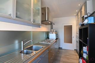 In Residentie Albert, gelegen op de Prins Albertlaan, op wandelafstand van de Grote Markt van Sint-Truiden, bevindt zich op de derde verdieping, dit ruime appartement met drie slaapkamers. Door de centrale ligging zijn winkels, scholen en andere voorzieningen vlot bereikbaar. Het treinstation ligt op 350m en de bushalte vlak voor de deur. Het appartement geniet zo van een ideale bereikbaarheid voor wie zich dient te verplaatsen met het openbaar vervoer. <br /><br />Bij het betreden van het appartement komt u in de inkomhal, die toegang biedt tot de verschillende leefruimtes. De lichtrijke woonkamer wordt gekenmerkt door een grote raampartij aan de voorzijde en raampartijen aan de achterzijde met toegang tot het terras. Dit zorgt voor een open en aangename woonomgeving. Ze staat in verbinding met de keuken, alsook de slaapvertrekken, is voorzien van airconditioning en vormt het hart van het appartement.  <br /><br />De keuken is volledig uitgerust en voorzien van heel wat opbergruimte. Ze beschikt over een gelamineerd werkblad, een koelkast met vriesvak, een heteluchtoven, een gasfornuis en een dampkap van SMEG, alsook een afwasmachine van Bauknecht. <br /><br />De nachthal die aan de andere zijde van de woonkamer ligt, geeft toegang tot het apart gastentoilet, de drie slaapkamers en de ingericht badkamer. De badkamer is voorzien van een douche, een lavabomeubel, een toilet en alle aansluitingen voor wasmachine en droogkast. We vinden er tevens de vernieuwde gasketel.<br /><br />Het zuidgerichte terras aan de achterzijde, zorgt ervoor dat men hier in alle rust kan genieten. <br /><br />In de kelderverdieping vinden we een privatieve berging, ideaal voor het opbergen van voorraad of andere spullen. In de gemeenschappelijke inkomhal is bovendien plaats voorzien waar bewoners hun fietsen kunnen stallen.<br /><br />Dit appartement vormt een ideale opportuniteit voor wie het naar eigen smaak wil inrichten. Dankzij de aantrekkelijke ligging in Sint-Truiden biedt het bovendien potentieel als investering met een interessant huurrendement.<br /><br />Interesse? Neem gerust contact met ons op via 011 70 70 19.