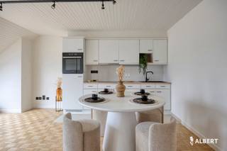 Vous êtes à la recherche d’un studio prêt à emménager et économe en énergie au centre de Denderwindeke ? Découvrez ce studio récemment rénové de 50 m², situé au troisième étage d’un immeuble bien entretenu. Grâce à son agencement ouvert, son parquet chaleureux et sa belle luminosité naturelle, ce logement offre un cadre de vie agréable et contemporain.<br /><br />Disposition :<br />+ Espace de vie ouvert et lumineux avec cuisine équipée<br />+ Salle de bains rénovée avec douche à l’italienne<br />+ Chambre séparée (12 m²)<br />+ Local technique pratique<br /><br />Atouts :<br />+ Rénové<br />+ Parquet dans l’espace de vie<br />+ Label PEB B – logement économe en énergie<br />+ Pompe à chaleur avec fonction de refroidissement en été<br />+ Emplacement central dans le village de Denderwindeke<br /><br />Plus d’infos ou une visite ? Contactez-nous via brian.rollier@albert.immo ou au 0472 98 02 27<br /><br />Chez Albert, vous vous sentez chez vous !