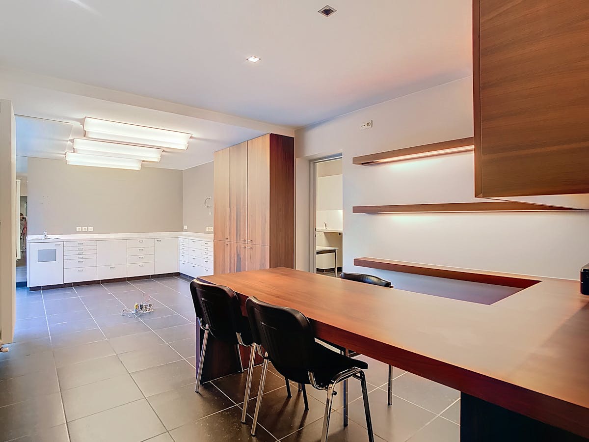 Handelspand/kantoorruimte (157m²) te koop in de Rijselstraat te Ieper - foto 5