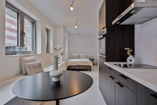 Laatste 3 studio's beschikbaar! <br /><br />Bij binnenkomst in de studio vinden we een leefruimte met een open keuken die is voorzien van de nieuwste apparatuur en hoogwaardige materialen. Elke studio beschikt over een private fietsenplaats.<br /><br />Verder is de badkamer uitgerust met een douche, toilet en een wastafel. Alle voorzieningen zijn van topkwaliteit en zorgen voor een luxueuze uitstraling.<br /><br />De studio voldoet aan de BEN-norm (Epeil 30). De verwarming is met een warmtepomp met vloerverwarming (warmen en koelen). <br /><br />Kelderbergingen (verplichting om bij aan te kopen) en staanplaatsen / garageboxen zijn nog beschikbaar. Alle staanplaatsen en garageboxen zijn voorzien om elektrisch te laden. <br /><br />Uniek is de onderhoudsvriendelijke, gemeenschappelijk aangelegde gemeenschappelijke tuin. De mogelijkheid bestaat om te domiciliëring in de studio is mogelijk.<br /><br />De gemeenschappelijke kosten bedragen amper 30 euro/maand! <br /><br />Mogelijk om te kopen met 6% BTW, mits voldaan wordt aan de voorwaarden.<br /><br />Vlotte bereikbaarheid, op 1 min van de ring en 5 min van de E314 en E40, 5 min wandelen naar de grote markt.<br /><br />Deze studio maakt deel uit van het nieuwbouwproject Tymple Greens, via volgende link kan u alle info over het volledige project en alle beschikbaarheden vinden: https://tymplegreens.immo/<br /><br />Neem contact met ons op voor een bezichtiging of meer informatie.