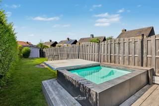 Instapklare, gezellige woning met een zeldzame troef: een ruime oprit voor twee à drie wagens én een aparte garage. Parkeren wordt hier nooit een zorg.<br />Op een perceel van 209 m² biedt deze woning 144 m² comfortabel woongenot. De knappe, moderne keuken sluit naadloos aan op de leefruimte en geeft uit op een verzorgd terras — de ideale plek voor een zonnige koffie of een etentje met vrienden. De badkamer overtuigt met bad én douche, dubbele lavabo en een apart toilet.<br />Momenteel telt de woning drie slaapkamers, maar de indeling laat een uitbreiding tot vier slaapkamers toe: perfect voor een groeiend gezin of een thuiskantoor. Overal vindt u handige ingemaakte kasten terug.<br />De elektrische keuring is conform. Het EPC-label E brengt een renovatieplicht met zich mee, maar met een minieme investering — denk aan zonnepanelen — tilt u de woning naar label D. Daarmee vervalt de renovatieplicht volledig: een slimme opportuniteit voor wie meteen wil scoren.<br />De ligging maakt het plaatje compleet: vlakbij alle voorzieningen en met een vlotte ontsluiting naar de invalswegen.<br />Zin in een bezoek? Bel of mail ons voor een afspraak op het nummer 052/46.38.03 of via info@uw-huis.be en wie weet tot binnenkort!<br />