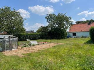 Te renoveren hoeve op een prachtig perceel van 2.340 m², gelegen in het landelijke Korteboeken te Zomergem. De rustige ligging in een groene...
