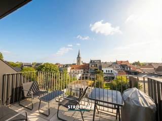 Vous souhaitez nous rendre visite ? Cela est possible UNIQUEMENT sur rendez-vous via notre site web personnel.(Disponible 24h/24 et 7j/7 tant que les réservations ne sont pas complètes) Via le bouton : « Prendre rendez-vous ». Il n'est pas possible de réserver par téléphone ou via des sites web externes.Ce lumineux appartement bénéficie d’une situation idéale au cœur de Merchtem, à distance de marche des commerces, des transports en commun et de toutes les commodités.L’appartement se compose d’un spacieux séjour avec cuisine ouverte entièrement équipée, offrant un confort de vie agréable et moderne. Il dispose également de deux chambres à coucher complètes.Atout supplémentaire : deux terrasses permettant de profiter d’un espace extérieur à tout moment de la journée.L’appartement est en outre équipé d’un vidéophone et est chauffé au gaz.Un bien idéal pour ceux qui souhaitent vivre de manière centrale et confortable.Caractéristiques :- Situation idéale- Spacieux séjour- 2 terrasses- 2 chambres à coucher- Vidéophone- Garantie locative de 3 mois