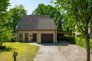 In het hart van Merelbeke bevindt zich deze charmante woning die perfect comfort en leefkwaliteit combineert met een uitstekende ligging. <br />Deze eigendom is een zeldzame kans voor wie op zoek is naar een harmonieuze balans tussen rust en bereikbaarheid. De woning straalt een warme sfeer uit. Ruime leefruimtes baden in natuurlijk licht, waardoor een uitnodigende en aangename woonbeleving ontstaat. Bovendien biedt de verzorgde tuin een oase van privacy en groen, ideaal om te ontspannen of te genieten van gezellige momenten met familie en vrienden. Dankzij de gunstige ligging zijn scholen, winkels en openbaar vervoer vlot bereikbaar, wat het dagelijkse leven bijzonder praktisch maakt. Wie deze woning betreedt, voelt direct de thuisgevoel dat zich hier creatief nestelt. Dit is de perfecte plek om nieuwe herinneringen te creëren en te genieten van alle voordelen die Merelbeke te bieden heeft. Wacht niet langer en ontdek de mogelijkheden die deze woning voor u in petto heeft.