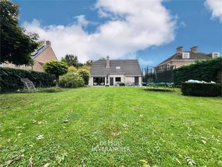 Droomt u van wonen omgeven door een grote tuin met uniek weids uitzicht, maar toch met alle comfort en privacy? Dan is deze vrijstaande villa op...