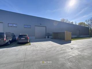 <u><strong>Benaderende OPPERVLAKTE:</strong></u><br />Magazijn: <strong>410.82m²</strong><br /><strong>Inclusief 4 private parkeerplaatsen </strong>voor de deur (grasdallen) en gemeenschappelijke fietsenstalling. <br /><strong>Grote manoeuvreerruimte</strong>, die de toegankelijkheid van opleggers mogelijk maakt.<br /><br /><strong><u>SPECIFICATIES:</u></strong>
<ul>
<li><strong>Constructie:</strong> betonnen constructie met volledige overspanning </li>
<li><strong>Wanden: </strong>Cellenbetonblokken, sandwichpanelen met isolatie en cellenbetonpanelen </li>
<li><strong>Bevloering:</strong> Gepolierde en gewapende betonvloer</li>
<li><strong>Dak:</strong> betonnen dak met lichtkoepels (rookluiken). Mogelijkheid hierop <strong>zonnepanelen</strong> te plaatsen!!</li>
<li><strong>Poorten: </strong>elektrische sectionaalpoort (h: 4,5m x b: 4,8m) met afzonderlijke loopdeur</li>
<li><strong>Sanitair: </strong>1 toilet met spoelbak</li>
<li><strong>Vrije hoogte:</strong> ± 6m</li>
<li><strong>Verlichting</strong>: LED-verlichting</li>
</ul>
<u><strong>NUTSVOORZIENINGEN:</strong></u> Elektriciteit (drijfkracht, 3 x 400V, 32A), stads -en regenwater (regenput van 10.000 liter).<br /><br /><u><strong>LIGGING:</strong></u><br />Vlakbij haven van Zeebrugge, vlotte verbinding naar binnenland via expresweg van Brugge naar E40/E403/A11.<br />- Op 3,3 km van de oprit N31<br /><br /><u>* Bijzonderheden:</u><br />- Onmiddellijk beschikbaar bij het verlijden van de akte<br />- Verdeelsleutel grond (registratie) - en constructiewaarde (Btw): 45/55<br />- Vermelde verkoopprijs is exclusief btw (21%), aansluitingskosten en kosten voor opmaak van het PID en de basisakte.<br />- Onze referentie op <strong>www.centro.be</strong> : <strong>Q0835-49</strong> of contacteer ons via<strong> 050/70.01.02</strong> voor meer info.