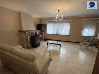 <p><span>WONING MET 2 SLAAPKAMERS IN DE NABIJHEID VAN HET CENTRUM TE HUUR</span></p><p><span>Huurprijs : 950 euro/maand</span></p><p><span> </span></p><p><span>Op het gelijkvloerse verdiep is er een inkomhal.</span></p><p><span> </span></p><p><span>Op de eerste verdieping is de ruime living met bar, eiken keuken en badkamer.</span></p><p><span> </span></p><p><span>Op de tweede verdieping zijn 2 slaapkamers .</span></p><p><span> </span></p><p><span>Aarzel niet en bel 0475/51.40.73 voor een afspraak of email info@svena.be.</span></p><p><span> </span></p><p><span>Deze gegevens zijn louter informatief en wij kunnen niet aansprakelijk gesteld worden voor eventuele onjuistheden.</span></p><p><span>De bewoonbare oppervlakte is slechts indicatief.</span></p><p><span> </span></p><p><span> </span></p><p><span> </span></p>