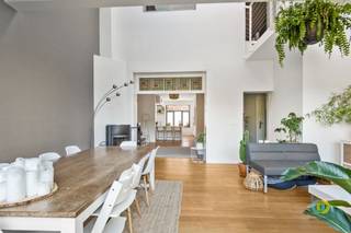 In het centrum van Vilvoorde schuilt achter deze karaktervolle gevel een volledig gerenoveerde, moderne woning, waar de authentieke...