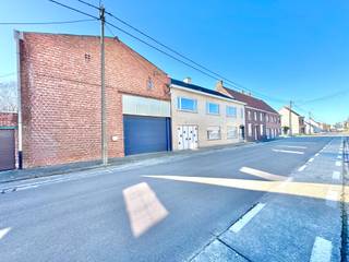 Onroerend goed met brede gevel op een perceel van 1.052 m² , bestaande uit: een LOODS (160 m² vloeroppervlakte: Breedte 9,5m x Diepte 16,78m x...