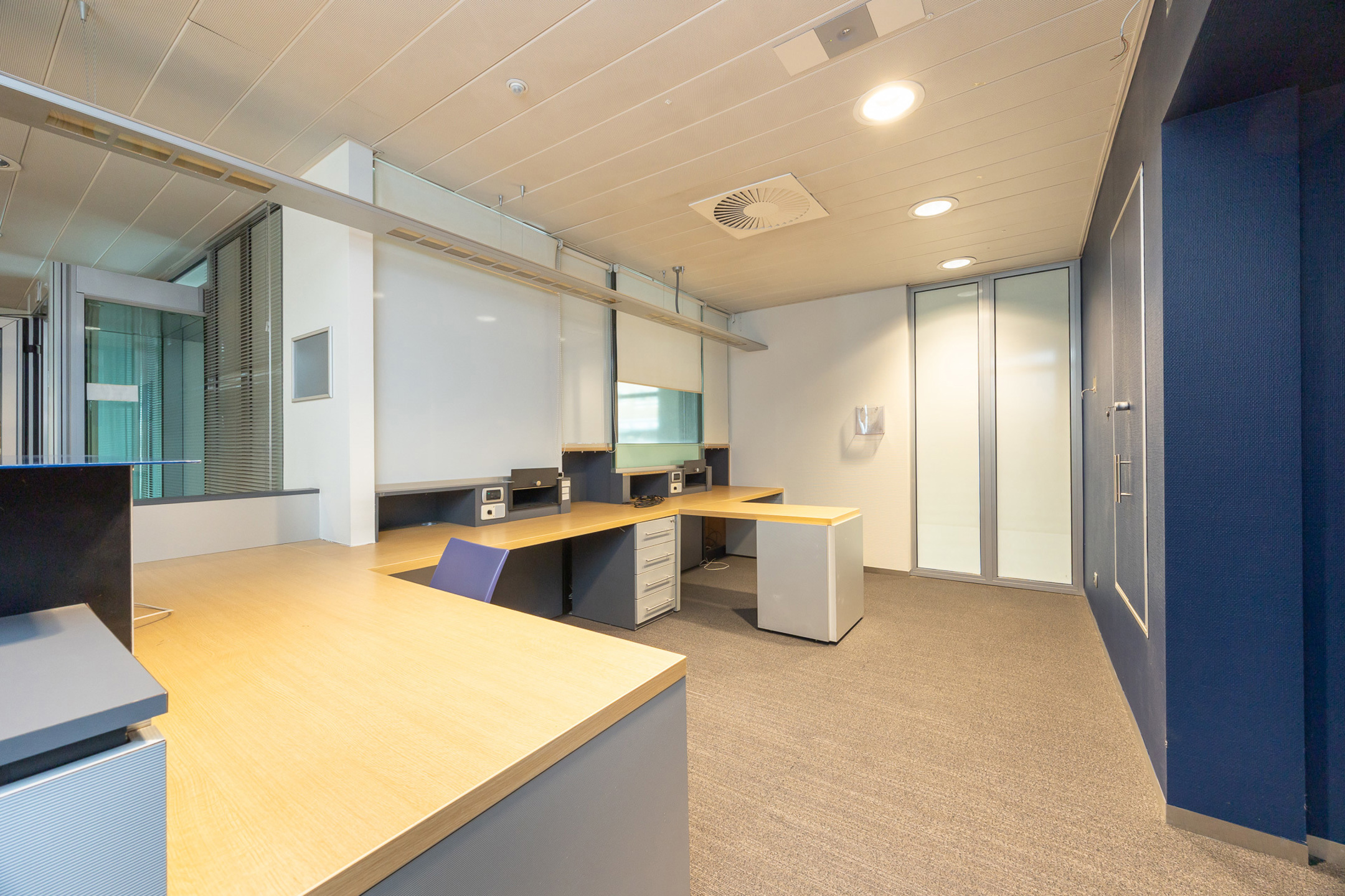 Voormalig bankkantoor met grote privé parking  - foto 2