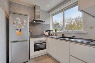 Aan de rand van de gemeente, met zicht op het groen, bevindt zich dit recent gerenoveerd appartement, gelegen op de eerste verdieping. Het...