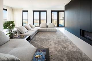 Bienvenue dans cet appartement d'exception, situé dans le quartier très prisé d'Oosteroever, où un cadre de vie exclusif s'allie harmonieusement au calme, au luxe et à des vues imprenables. Cet appartement raffiné se trouve dans une résidence récente datant de 2016 et respire l'élégance contemporaine. L'architecture moderne s'allie à des matériaux haut de gamme et à des finitions chaleureuses, tandis que son emplacement unique offre des vues à couper le souffle sur la mer, les dunes et la silhouette d'Ostende. L'emplacement est sans conteste un atout majeur. Oosteroever est réputé pour son ambiance animée, ses établissements horeca élégants, ses nombreuses possibilités de shopping et son atmosphère portuaire authentique. De plus, le bac vers le centre-ville se trouve à quelques pas, ce qui vous permet de rejoindre le centre-ville d'Ostende en à peine deux minutes. En voiture, vous y êtes en seulement cinq minutes.<br /><br />Agencement :<br />Vous accédez à ce spacieux appartement par le hall d'entrée, qui comprend un vestiaire, des toilettes séparées pour les invités et un grand débarras. Le salon lumineux, associé à la cuisine ouverte, constitue le cœur de l'appartement et offre un accès direct à l'agréable terrasse, idéale pour se détendre ou recevoir des invités. Les deux chambres à coucher disposent chacune d'une salle de bains privative, ce qui garantit intimité et confort luxueux. Un sauna est également disponible. À l'arrière se trouve une terrasse supplémentaire, un endroit calme pour profiter de la vie en plein air en toute intimité. Enfin, la troisième pièce/pièce polyvalente offre de nombreuses possibilités et peut être aménagée à votre guise en bureau ou en chambre d'amis. Cet appartement à l'agencement bien pensé allie luxe, fonctionnalité et confort de vie.<br /><br />Un local à vélos commun est disponible et un débarras en sous-sol est inclus.<br />Possibilité d'acheter deux places de garage.<br />Extrait urbanistique et registre des mesures en cours de demande<br /><br />N'hésitez pas à nous contacter pour plus d'informations : tél. : 050 62 44 14 ou via knokke@immax.be