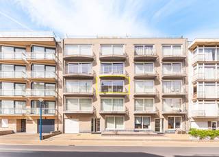 <strong>Saisissez votre chance : appartement élégant avec vue sur mer au cœur de Koksijde !</strong><br /><br />Rêvez-vous de vivre à deux pas de la plage, entouré de nature et de vie urbaine ? Ce magnifique appartement avec <strong>deux chambres à coucher complètes et vue latérale sur mer</strong> peut faire de ce rêve une réalité.<br /><br />Situé au deuxième étage de la résidence de qualité Santos Secundo (2011), vous profiterez d'un <strong>emplacement absolument</strong> <strong>privilégié </strong>: la mer est à deux pas, les dunes de Schipgat sont votre jardin et le centre animé de Koksijde est accessible à pied. Que demander de plus ?<br /><br />Mais cet appartement a encore bien plus à offrir :
<ul>
<li>Prêt à emménager & sans souci — installation électrique conforme, état parfait</li>
<li>Tourné vers l'avenir — exceptionnellement économe en énergie avec le label EPC A</li>
<li>Fonctionnel & spacieux — séjour lumineux avec balcon, cuisine ouverte entièrement équipée, deux chambres spacieuses avec leur propre balcon à l'arrière</li>
<li>Complet — salle de bain avec douche, toilettes séparées et raccordement pour machine à laver</li>
</ul>
Que vous recherchiez une résidence principale luxueuse ou un excellent investissement côtier — cet appartement coche toutes les cases.<br /><br />Intéressé(e) ? N'attendez pas trop longtemps et planifiez votre visite dès aujourd'hui !