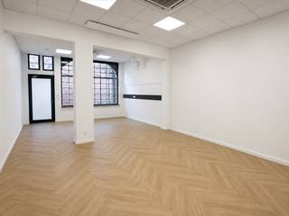 <p>Handelspand in de Ooststraat, hartje centrum Veurne.</p>

<p>Dit handelspand biedt een commerciële toplocatie in een levendige winkelstraat, ideaal voor wie zichtbaarheid en bereikbaarheid belangrijk vindt. Met een handelsruimte van 50 m² op het gelijkvloers en een badkamer, is het pand geschikt voor diverse activiteiten. De ligging in het historische centrum zorgt voor een constante stroom van voorbijgangers en klanten.</p>

<p>Belangrijkste ruimtes:<br />• Handelsruimte (50 m²) met etalagemogelijkheden<br />• Keukenruimte<br />• Bureel<br />• Badkamer met douche en toilet<br /><br />op het eerste verdiep<br />2 slaapkamers<br /> </p>

<p>Troeven:<br />• Centrale ligging in het commerciële hart van Veurne<br />• Praktische indeling met aparte bureelruimte<br />• Geschikt voor diverse handelsactiviteiten</p>

<p>Neem vandaag nog contact op met je ERA-makelaar voor een bezoek.<br /><strong>AANMELDEN OP DE ERA WEBSITE !</strong></p>

<p>JOUW DROOMHANDELSPAND. ZO GEVONDEN!</p>