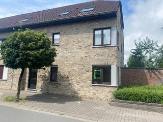 Ontdek dit gelijkvloerse appartement, ideaal gelegen op wandelafstand van het centrum en met alle voorzieningen vlakbij. Dankzij de goede...
