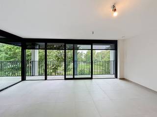 <p><span>Nieuwbouwappartement met twee slaapkamers in residentie Kasteelvijver te Langemark.</span></p><p><span> </span></p><p><span>Dit appartement bevindt zich op de </span><span>eerste verdieping</span><span> en beschikt over een </span><span>bewoonbaar oppervlakte</span><span> van </span><span>123m² </span><span>met </span><span>twee terrassen</span><span> van </span><span>14m²</span><span> en </span><span>6m².</span></p><p><span> </span></p><p><span>Indeling</span><span>:</span></p><p><span>Ruime </span><span>inkomhal/nachthal</span><span>, </span><span>open keuken</span><span> met </span><span>leefruimte</span><span> die directe toegang biedt tot het groot </span><span>terras.</span><span> Keuken is hier nog vrij te kiezen bij de reeds bepaalde keukenbouwer met een voorziene handelswaarde.</span></p><p><span>Verder is nog een </span><span>berging/wasplaats,</span><span> </span><span>gastentoilet</span><span>, </span><span>badkamer</span><span> met inloopdouche en dubbele lavabo, </span><span>twee volwaardige slaapkamers</span><span> die beiden toegang bieden tot het </span><span>tweede terras.</span></p><p><span> </span></p><p><span>Er is tevens een </span><span>kelderberging</span><span> bij te kopen, alsook mogelijkheid tot aankopen van </span><span>ondergrondse staanplaats.</span></p><p><span> </span></p><p><span>De </span><span>warmwaterproductie</span><span> en de </span><span>vloerverwarming</span><span> zal opgewekt worden door een bodem/water </span><span>warmtepomp met ingebouwde boiler.</span><span> De warmte wordt uit de grond gehaald via </span><span>geothermie.</span></p><p><span>Doorheen het appartement is er </span><span>ventilatiesysteem D </span><span>(mechanische toevoer en afvoer) voorzien.</span></p><p><span>Het appartement beschikt tevens over</span><span> zonnepanelen</span><span> (760Wp) wat het bovendien uiterst zuinig maakt!</span></p><p><span> </span></p><p><span> </span></p><p><span> </span></p><p><span> </span></p>