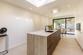 <p>Volledig gerenoveerde, lichtrijke, instapklare gezinswoning met EPC A.</p><p>Op zoek naar een woning waar comfort, energiezuinigheid en stijlvolle afwerking samenkomen?<br />Dan is deze volledig gerenoveerde woning absoluut een bezoek waard!</p><p>In 2026 werd deze woning van A tot Z vernieuwd.<br />Dak, gevels, buitenschrijnwerk, alle technieken en interieur werden volledig aangepakt met aandacht voor kwaliteit, duurzaamheid en wooncomfort.<br />Met een bewoonbare oppervlakte van 158 m², 3 ruime slaapkamers en een uitstekende EPC-score van 75 kWh/m² (label A), geniet u hier van het comfort van een volledig vernieuwde woning zonder renovatiezorgen.</p><p>De lichtrijke leefruimte sluit naadloos aan op de open keuken en de tuin met terras.<br />De moderne keuken is uitgerust met kwalitatieve toestellen (oven, combi-oven, vaatwasser, inductie-kooplaat, grote koelkast en Novy-dampkap) en een stijlvol keramisch werkblad in travertinlook.</p><p>De nieuwe ruime badkamer beschikt over een inloopdouche van 90x180cm, een ligbad, dubbele lavabo en een toilet.</p><p>Daarbovenop beschikt deze woning ook over zonnepanelen, vloerverwarming op het gelijkvloers, airconditioning zowel in de slaapkamers alsook in het salon, en een asbestvrij attest.</p><p>Indeling:</p><p>Gelijkvloers: inkomhal, leefruimte, eetkamer, open keuken, wasberging, koele berging, gastentoilet, droge kelder en tuin met terras.<br />Eerste verdieping: ruime master bedroom en volledig uitgeruste badkamer.<br />Tweede verdieping: twee volwaardige slaapkamers.</p><p>De woning bevindt zich in een rustige straat in het centrum van Schoten.<br />Winkels, scholen, horeca en openbaar vervoer liggen op wandelafstand.<br />Ook het Gemeentepark, Gelmelenpark en domein Vordenstein bevinden zich vlakbij.<br />En de Mobiscore van 8,8/10 geeft u een uitstekende bereikbaarheid en alle dagelijkse voorzieningen binnen handbereik.</p><p>Kortom een volledig vernieuwde energiezuinige woning waar u meteen kunt intrekken.<br />Verhuizen, uitpakken en genieten.</p><p>Contacteer ons vandaag nog voor een bezoek.</p><p>Geen immo aub!</p>