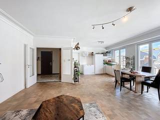 Dit prachtige appartement ligt in het hart van Gent, op een steenworp van de Kouter.Volledig gerenoveerd in 2018, waarbij gekozen werd voor kwalitatieve materialen en een hoogwaardige afwerking – met oog voor detail en comfort.Vanuit de lichtrijke leefruimte geniet je van een uniek uitzicht op de iconische Sint-Baafskathedraal. Wonen met zicht op Gent op z’n mooist!Indeling:inkomhal - woonkamer - geïnstalleerde keuken - berging - toilet - slaapkamer 1 - aparte douche - slaapkamer 2 - slaapkamer 3 - badkamer De gemeenschappelijke kosten bedragen 195,00 EUR en dienen voor het onderhoud van de gemeenschappelijke delen alsook een voorschot op het privatief verbruik van water en verwarming.Beschikbaar vanaf 01/12/2025.