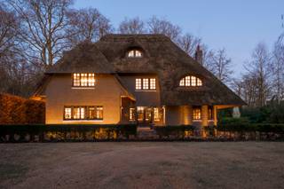 Stijlvolle villa op centrale locatie<br /><br />We treden dit schitterend perceel binnen via de automatische toegangspoort. Op de oprit is er plaats voor een scala aan wagens. Via de voordeur betreden we de villa via de inkomhal op authentieke tegels. Hier vinden we de trap naar boven, naar de grote kelder, de wasruimte en het gastentoilet met handenwasser. <br /><br />De oorspronkelijke deur verschaft ons toegang tot de ruime woonkamer, welke bestaat uit de eetkamer, bureauruimte en de zit- en tv kamer. Vanuit uit elke hoek van de woonkamer geniet men van prachtige zichten op de aangelegde tuin. De gezellige tv kamer beschikt over een inbouwcassette op hout. Aansluitend aan de eetkamer vinden we de gezellige keuken, met alle nodige toestellen. De ronde tafel is de perfecte plek voor elk gezin om samen de dag te beginen of af te ronden.<br /><br />Op de eerste verdieping vinden we 3 slaapkamers. De 2 ruime kinderkamers delen 1 badkamer, met douche en dubbele lavabo. De master slaapkamer heeft zijn eigen dressing, met ruim plaats voor alle kleren en schoenen. Naast de slaapkamer ligt de badkamer met ligbad, douche, dubbele lavabo en toilet.<br /><br />De bovenste verdieping is momenteel ingericht als bureau en gastenkamer, maar deze kamer kan makkelijk ingericht worden als volwaardige slaapkamer, met ernaast nog een kamer voor opslag.<br /><br />De tuin is compleet aangelegd met verschillende terrassen, hoekjes en plekjes om te spelen, te socializen, te eten, te ontspannen,… Er is zelfs een overdekte hottub. Verder vinden we ook nog een carport voor 1 wagen en een grote tuinberging. Heel de tuin is ’s nachts prachtig verlicht.<br /><br />De villa is gelegen in de wijk Donk, met alle nodige winkels, scholen, openbaar vervoer, snelweg… vlakbij.