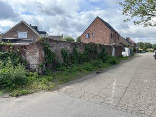 Uitstekend gelegen bouwgrond in Muizen bij Mechelen, op enkele minuten wandelen van school en van twee supermarkten, vlakbij NMBS station Muizen. Goede fietsverbinding naar Mechelen via het Dijlepad of langs de Vaart. Ook goed bereikbaar per auto via de afritten Hofstade/Zemst en Mechelen-Zuid, en de Leuvensesteenweg.<br />De bouwgrond beschikt over een recent (22/9/2026) stedenbouwkundig attest met de bouwvoorschriften voor een vrijstaande eengezinswoning met twee bouwlagen onder een hellend dak plus een garage met dezelfde diepte als de woning en breedte van 3m tot 3m80.<br />Het betreft een zeer gunstig hoekperceel tussen Wupstraat en Plankendaalstraat, rustig gelegen. De kadastrale oppervlakte is 265 m2, en het stedenbouwkundig attest voorziet een gevelbreedte van 10m52 en bouwdiepte van 7 m, plus de garage. Indien interesse contact aub per mail carlenlieve at yahoo.com . Zie ook plannen en foto's.
