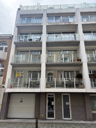 Dit appartement op de eerste verdieping bestaat uit inkom, woonkamer met open keuken en terras, separaat toilet, badkamer met douche, berging...