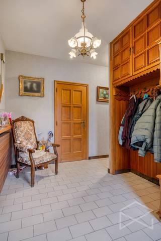 <br /><strong>Gezinswoning op perceel van 22a 92ca met 3 slaapkamers te koop in Klein-Vorst, Laakdal</strong><br /><br />Op de Geelsebaan, nabij het centrum van Klein-Vorst (Laakdal), vinden we deze leuke woning. De woning is gelegen op fietsafstand van het centrum met een supermarkt, warme bakker, horeca en openbaar vervoer. Omliggende gemeenten, zoals Tessenderlo-Ham en Meerhout, zijn vlot bereikbaar. De op- en afrit van de E313 bevindt zich op slechts 5 minuutjes rijden.<br /><br />Via de inkomhal (14,45m²) komen we de woning binnen. Deze is voorzien van een vestiairekast en geeft toegang tot het aparte toilet (1,39 m²).<br />De ruime woonkamer (38,68m²) geniet dankzij de grote raampartijen van veel natuurlijke lichtinval. De pelletkachel zorgt voor een gezellige sfeer. Aansluitend bevindt zich de eiken keuken (12,4 m²), uitgerust met een koelkast, oven en gasvuur.<br />De woning beschikt over drie slaapkamers (12,23 m², 13 m² en 15,35 m²). Alle slaapkamers zijn voorzien van rolluiken en een laminaatvloer. De badkamer (5,91 m²) is ingericht met een enkele lavabo, ligbad, douche en toilet.<br />Daarnaast is er een ruime wasberging (21,50 m²), die niet alleen plaats biedt voor de aansluiting van de wasmachine, maar ook extra bergruimte voorziet.<br /><br />De woning beschikt verder over een kelder van 22,79 m² en een ruime zolder van maar liefst 81 m².<br />Voor de wagen is er een ruime oprit en een garage van 21,90 m².<br /><br />A<span>chteraan de woning bevindt zich een grote, volledig omheinde tuin. Een absolute troef is het aanwezige werkhuis, dat ideaal is voor wie op zoek is naar een hobbyruimte of werkplaats.</span><br />Op het achterliggende perceel bestaat de mogelijkheid om dieren te houden, zoals ook op de foto’s te zien is.<br /><br />De woning wordt verwarmd via centrale verwarming op aardgas. Daarnaast zijn er 8 zonnepanelen van elk 405 Wp aanwezig.<br />De berekende energiescore bedraagt 339 kWh/m²/jaar, wat resulteert in een energielabel D.<br /><br />Spreekt deze leuke woning jullie aan? Contacteer ons via info@bosmanvastgoed.be voor meer info of een bezoek ter plaatse. Wij helpen je graag verder!<br />