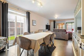 <h3><span>Moderne en instapklare woning met 3 slaapkamers in Vichte</span></h3><p><span>Op zoek naar een recente, comfortabele woning met voldoende ruimte en een onderhoudsvriendelijke buitenomgeving? Deze verzorgde woning in </span><span>Vichte</span><span> combineert modern wooncomfort met een praktische indeling en gezellige leefruimtes.</span></p><p><span>Bij het binnenkomen valt meteen de aangename en ruime woonkamer op. Deze staat rechtstreeks in verbinding met de </span><span>volledig ingebouwde keuken</span><span>, waardoor koken en gezellig samenzijn mooi samenkomen. De leefruimte werd bovendien uitgebreid met een </span><span>ruime en gezellige veranda</span><span>, een heerlijke plek om het hele jaar door van het zicht op de tuin en de extra leefruimte te genieten.</span></p><p><span>Op de verdieping bevinden zich </span><span>drie volwaardige slaapkamers</span><span> en een </span><span>ruime badkamer</span><span>, uitgerust met zowel een comfortabel ligbad als een praktische inloopdouche.</span></p><p><span>Ook op het vlak van bergruimte en parkeergelegenheid heeft deze woning heel wat te bieden. Zo beschikt de woning over een </span><span>inpandige garage</span><span>, terwijl de </span><span>ruime oprit voor de woning</span><span> extra parkeermogelijkheden biedt.</span></p><p><span>Buiten geniet je van een </span><span>onderhoudsvriendelijke tuin</span><span> met terras en kunstgras. Daarnaast is er nog een handige </span><span>tuinberging</span><span>, ideaal voor fietsen, tuinmateriaal en andere spullen.</span></p><p><span>Deze recente woning is dan ook een uitstekende keuze voor wie op zoek is naar een </span><span>comfortabele en praktische gezinswoning in een aangename omgeving in Vichte</span><span>, met alle nodige voorzieningen voor hedendaags wooncomfort.</span></p>