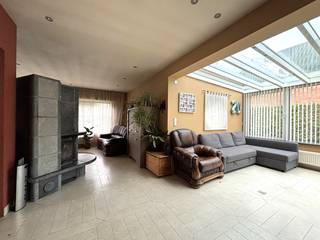 Ben je op zoek naar een ruime gezinswoning in Melsele? Deze woning beschikt over 3 slaapkamers, een garage en een grote tuin.<br /><br />Bij het binnenkomen kom je terecht in de inkomhal met een apart toilet.<br />Van hieruit kom je in de <strong>ruime leefruimte,</strong> waar je voldoende plaats hebt voor een gezellige zithoek en een eethoek.<br />Aansluitend bevindt zich de keuken, voorzien van ingemaakte toestellen. Vanuit de keuken heb je toegang tot een praktische berging, ideaal voor extra opslagruimte.<br /><br />Op de eerste verdieping bevinden zich<strong> 3 slaapkamers</strong> en een badkamer, uitgerust met een douche, lavabomeubel en toilet.<br /><br />Verder beschikt de woning over een <strong>garage </strong>en een <strong>grote tuin</strong>, waar je volop kan genieten van de buitenruimte.<br /><br />De woning wordt verwarmd via een <strong>mazoutketel</strong>.<br /><br /><strong>Praktische informatie:</strong>
<ul>
<li>Beschikbaar vanaf 1/1/2027</li>
<li>Huurwaarborg: 3 maanden huur (€3.750-)</li>
</ul>
Interesse? Neem gerust contact op voor meer informatie of een bezoek ter plaatse.<br /><br />Neem een kijkje op www.immoselekt.be voor ons volledige huuraanbod.
